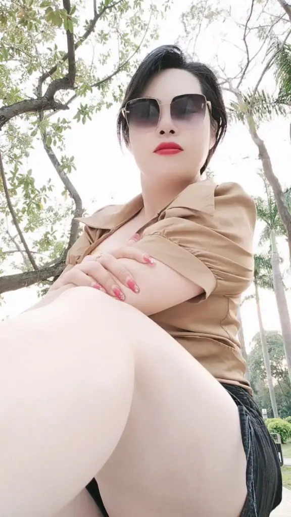 我从不羡慕漂亮的女人，我羡慕那种被人捧在手心里的女人。