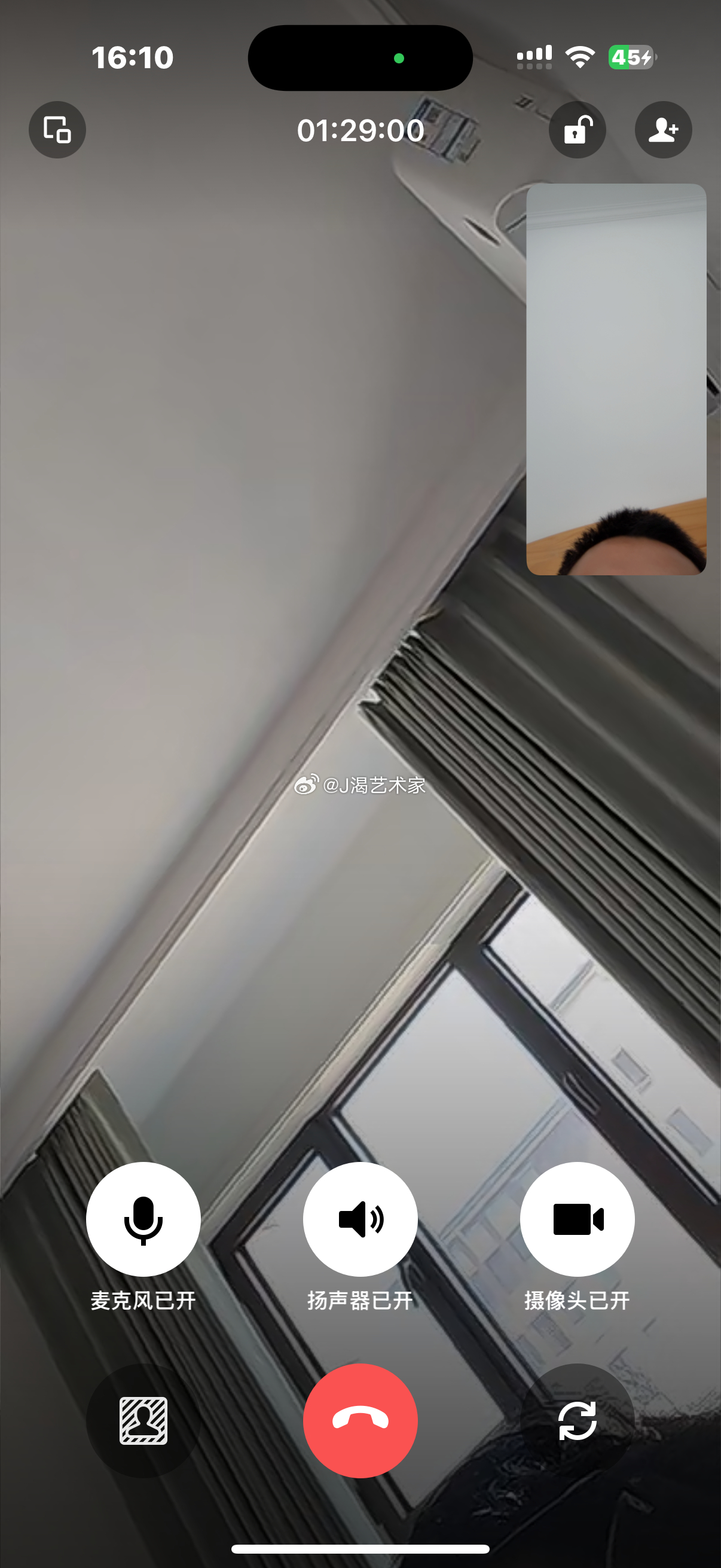 【可乐🥤】和可乐视频聊天，发现屏幕右上角可以邀请别人加入我们。他说右上角还有个