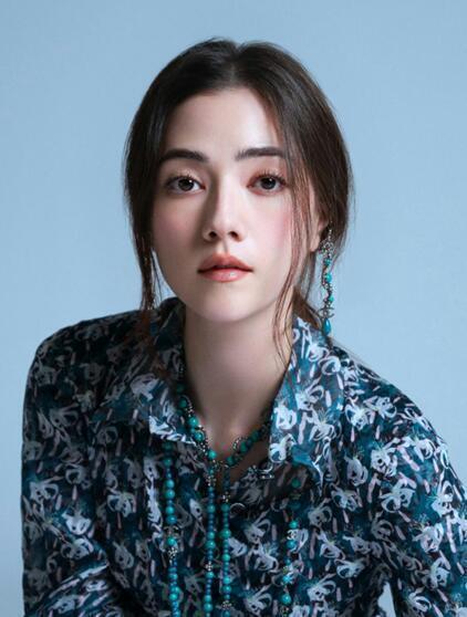 娜然多次跟随霍启山出席家族活动娜然是俄籍蒙俄混血演员，凭《封神》妲己走红，早年出
