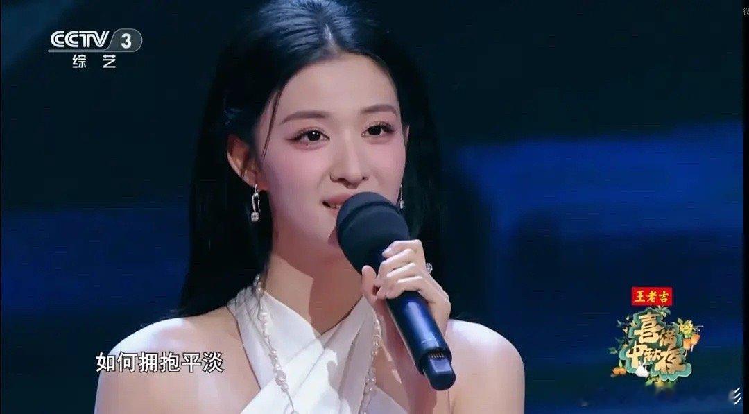 王楚然也是水灵灵地上央视了，没想到这状态还怪好看的 ​​​