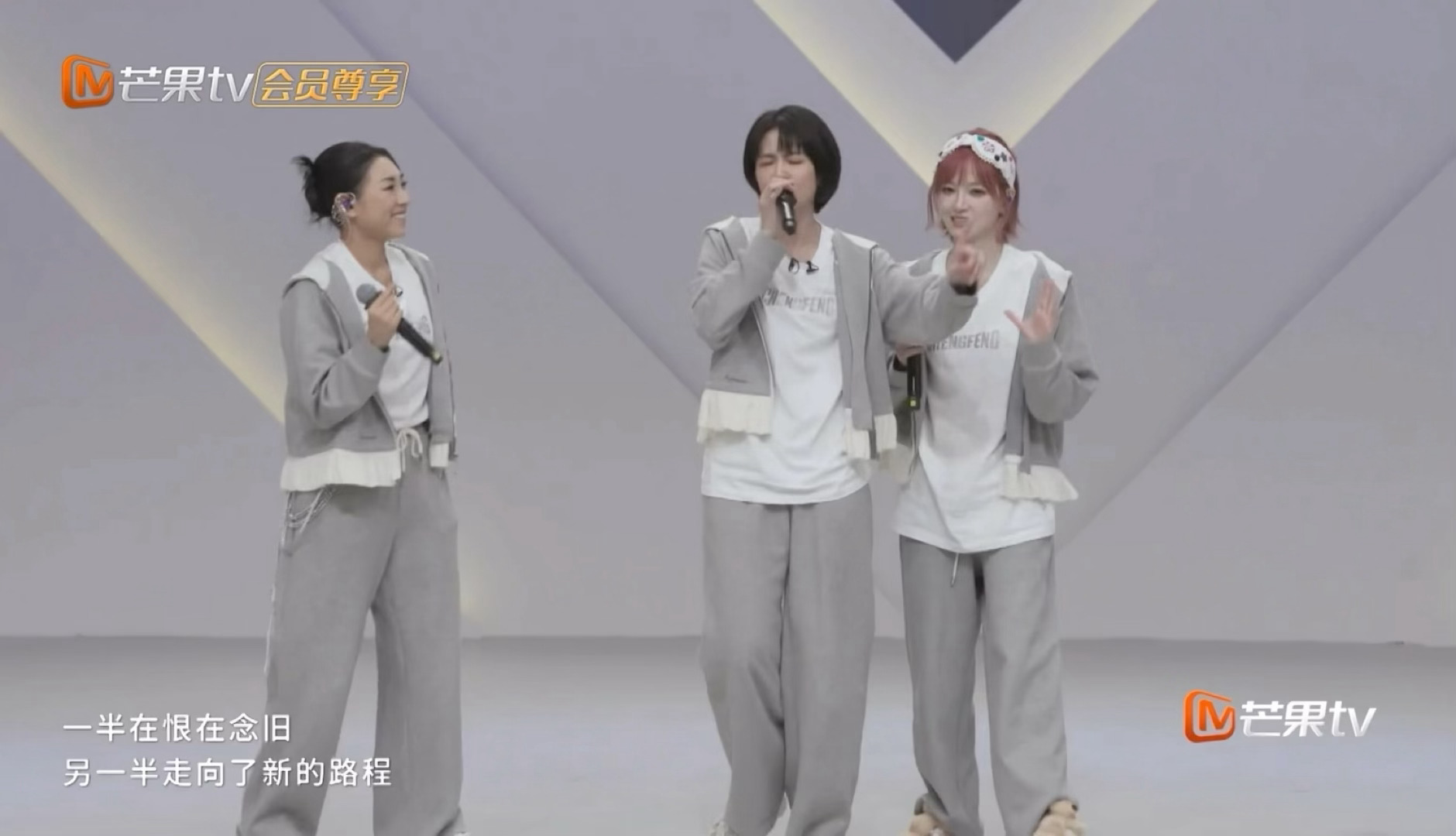 曾沛慈一半一半曾沛慈团一半一半 你们快听啊，曾沛慈唱的好好听期待一公正式舞台！浪