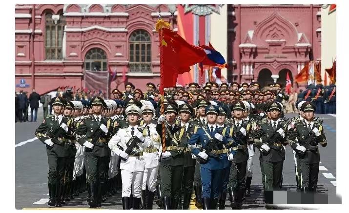 顶着无人机潜在风险到场，中方代表现身红场，狠狠击碎西方各类阴谋论，5月9日，莫斯
