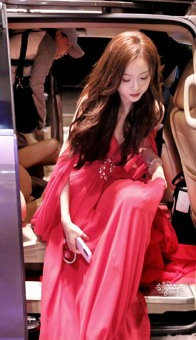 吴宣仪一身红裙，像一朵热烈的红玫瑰🌹，这红色太耀眼了[哇] ​​​