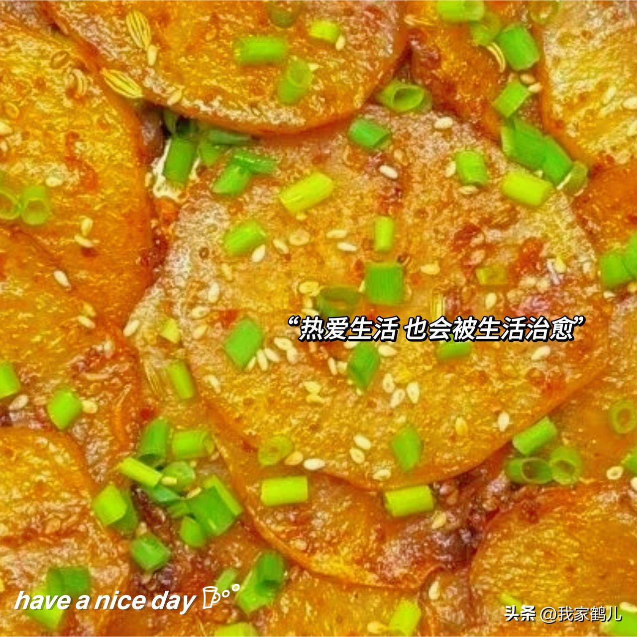 孜然土豆片[呲牙]
西北小炒里的灵魂菜[赞]
土豆片煎得焦香又软糯，一把孜然撒下