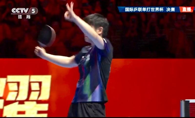 从手势1到手势3，从激动得躺在地上，到非常淡定挥了挥球拍……三年时间，三届乒乓球