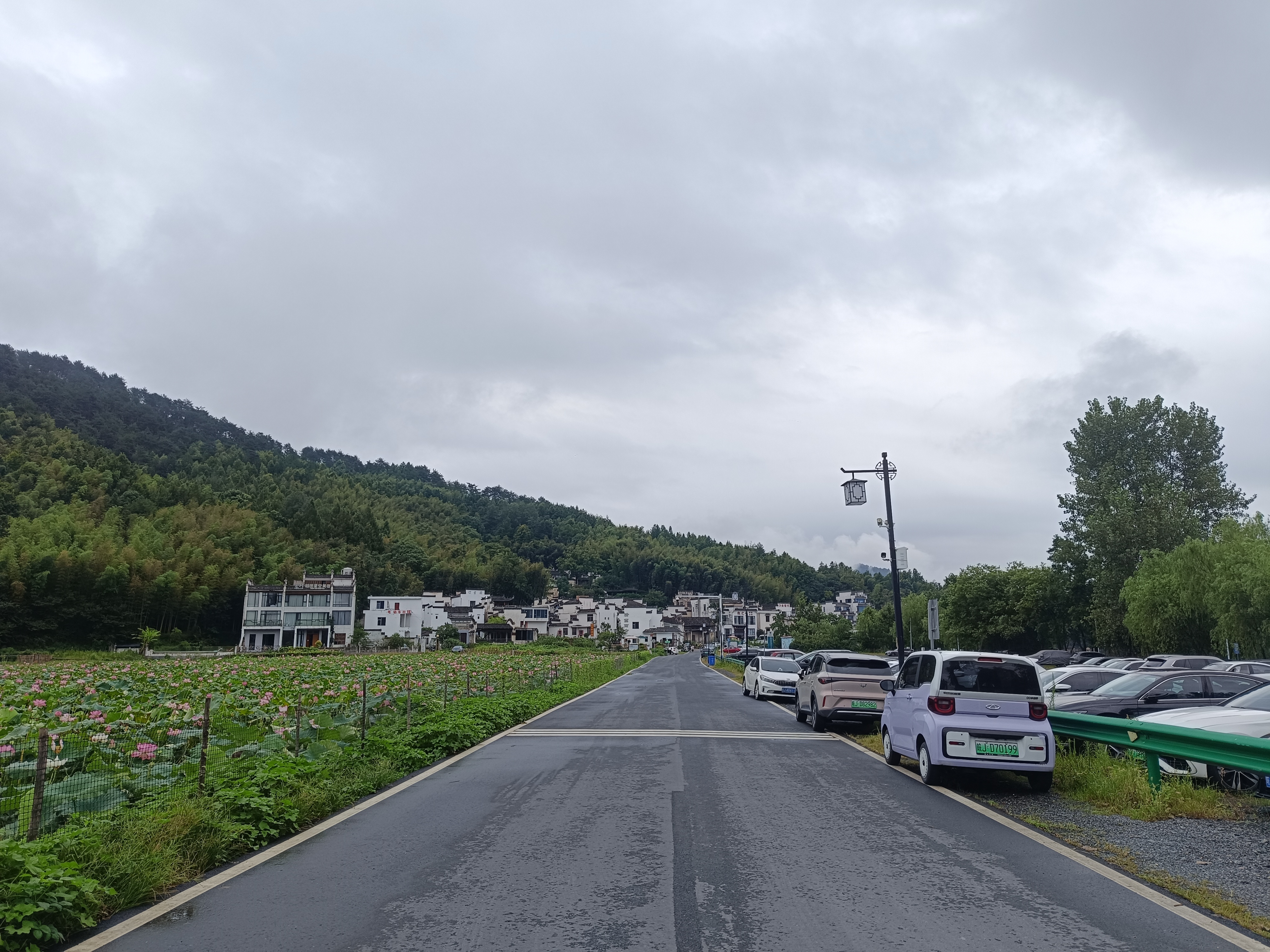 走到村子里，有人家出租电动车，可惜我不会(没骑过)电动车，不然电动车跑二十公里美