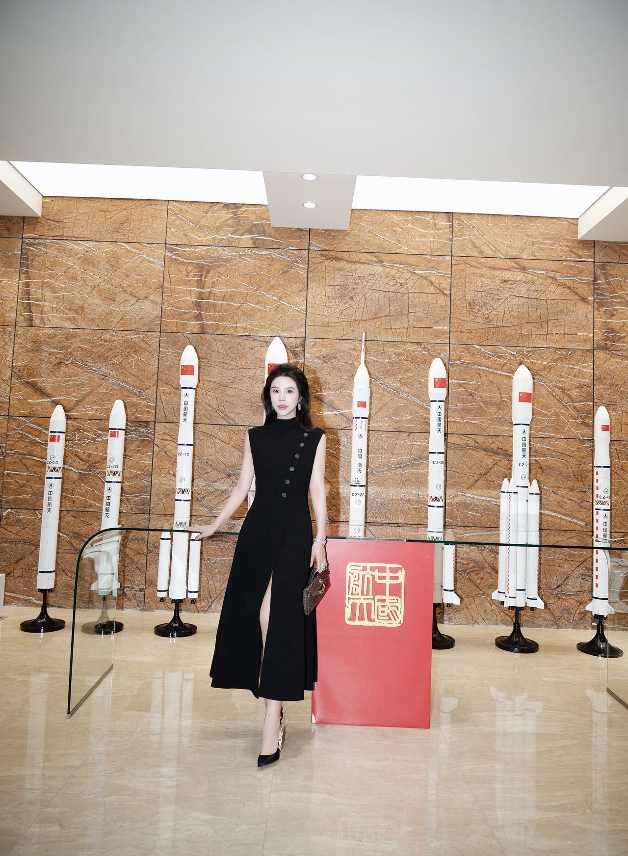 余晚晚改名为余尚霖 5月29日，余晚晚官宣启用新名余尚霖 。身为企业创始人和家居