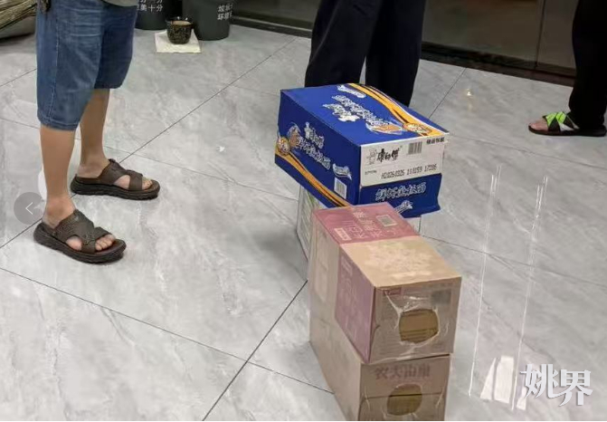 浙江余姚六旬老人深夜送物资慰问防台工作人员 7月10日晚七点，台风“巴威”逼近，