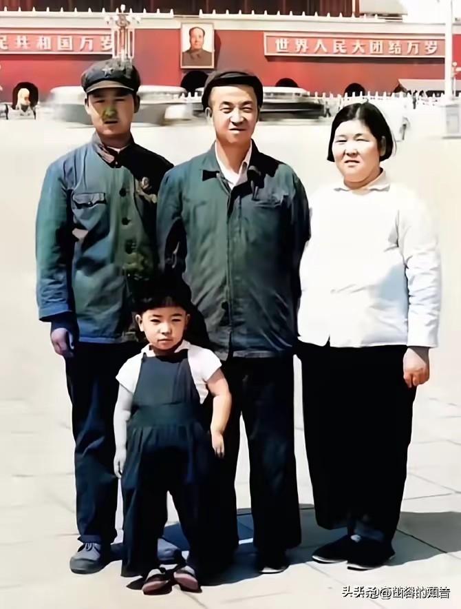 1970年，“铁人”王进喜已经快不行了，胃癌晚期，在北京住院，那一年他拍了这辈子