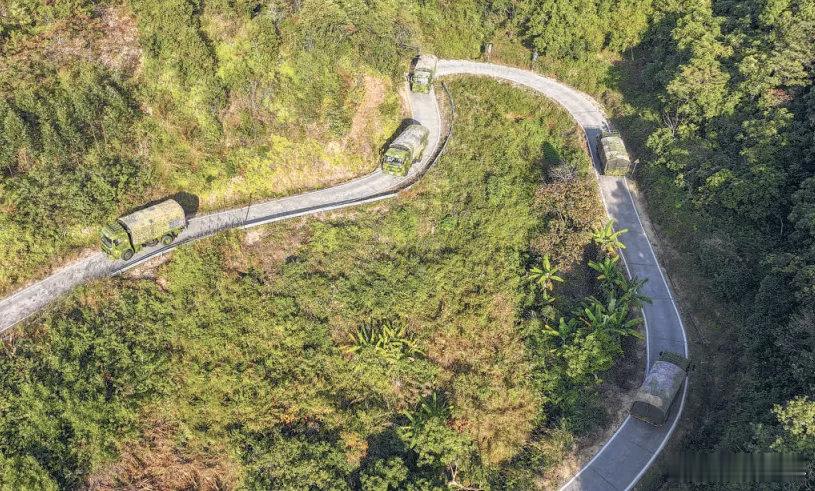 边关月  【强军早报 】军事早知道1、12月下旬，陆军某旅开展编队飞行训练。2、