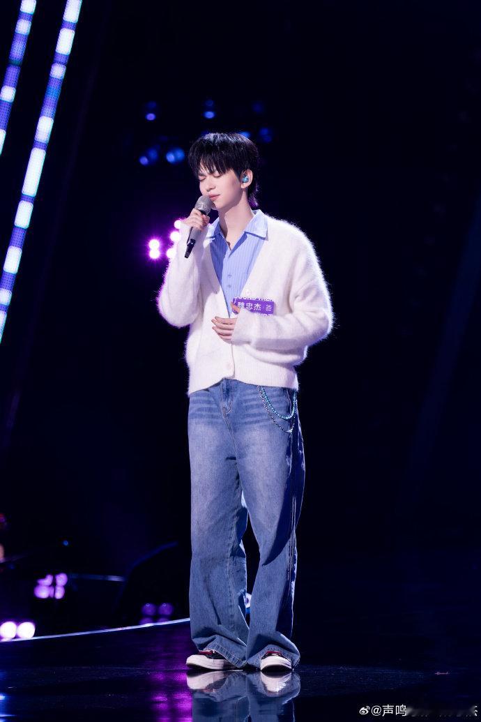 魏忠杰就在这瞬间魏忠杰的舞台魅力也太绝了吧！唱《就在这瞬间》的时候，每一个音符都