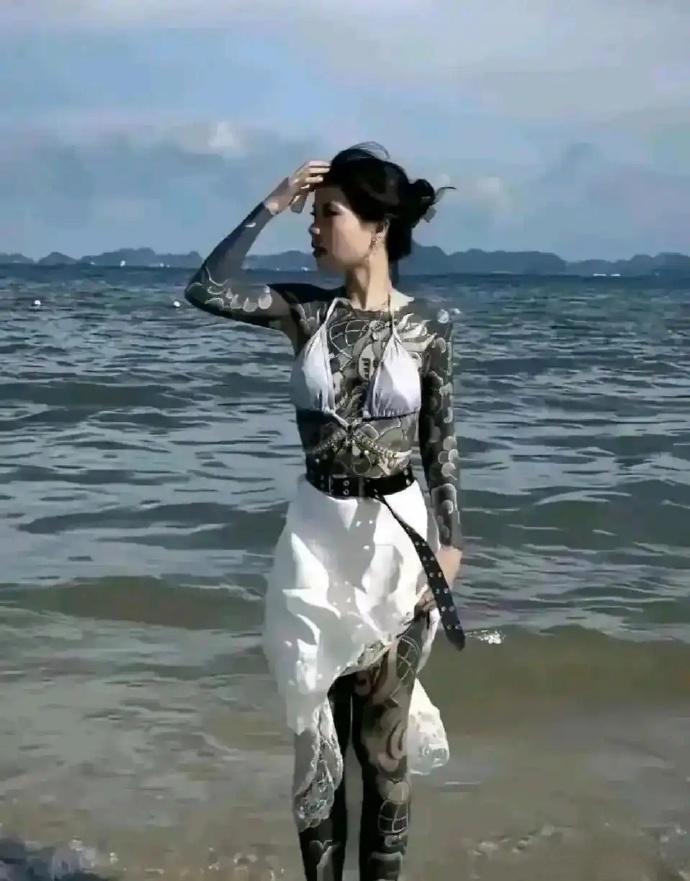 还以为穿着黑色长袖。年轻时候的一时冲动以后一定会后悔，那么干净是皮肤非要弄的面目