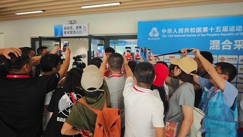 盛李豪回应夺得全运会首金当他挂着金牌走进混合采访区，在此等待的记者已经围了好几层