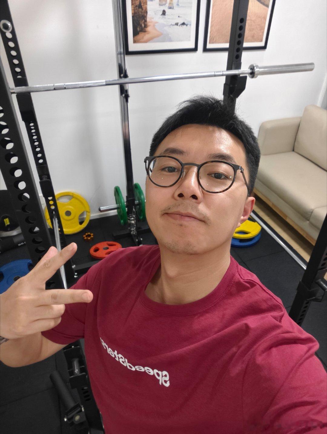 今天练胸已练不欠跟上了我的日常plog坚持运动打卡