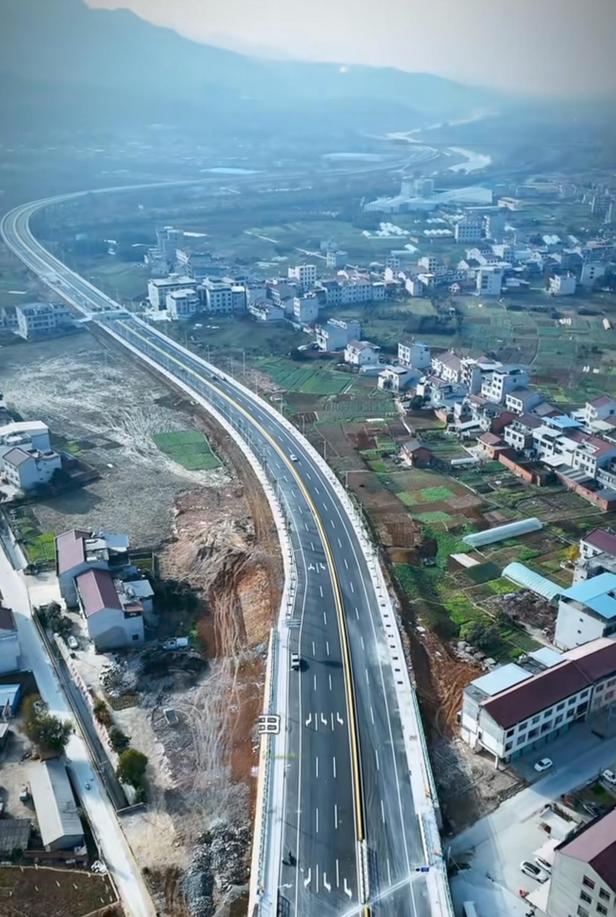 安康月河快速干道的温馨提示，不知道大家发现没有，月河快速干道上行线距离五里四合桥