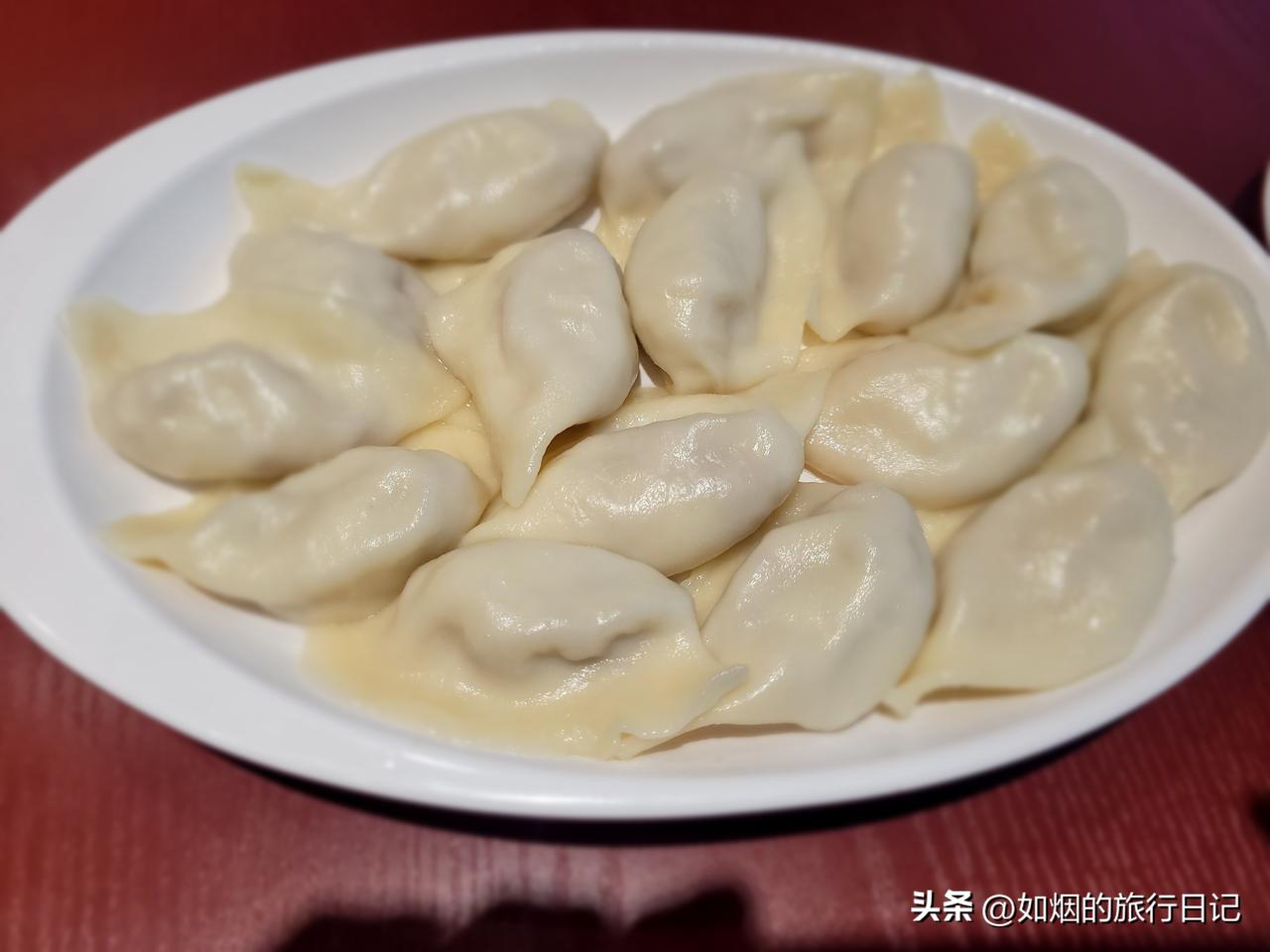 今天中午去喜家德吃了水饺，点的是油汁啦酸菜水饺，特别好吃。一盘水饺只花了7块钱。
