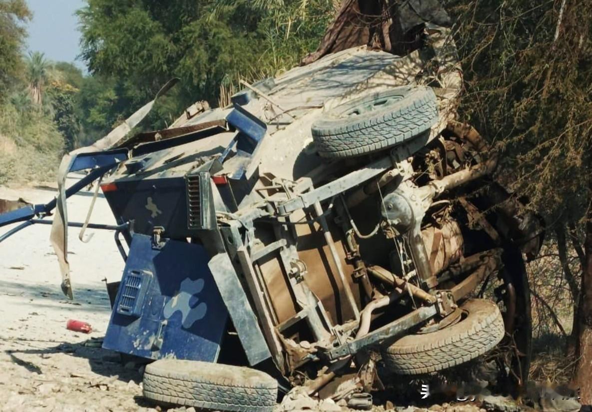 巴基斯坦媒体1月12日报道：
    巴基斯坦警察部队的一辆装甲车在该国西北部开