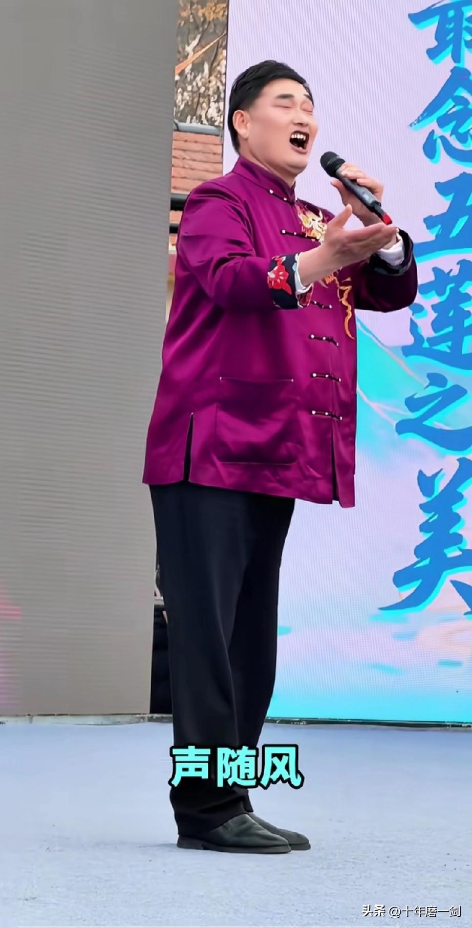 大衣哥上台歌唱，秒变大肚哥，我们不评价大肚哥表演水平，单纯从一个普通人的发迹史上