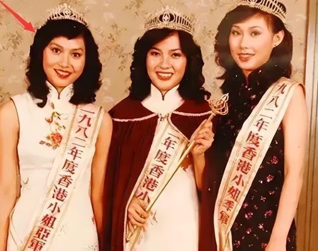 1982年香港小姐颁奖礼后台，61岁的赌王何鸿燊凝视着19岁的亚军邝美云，突然开