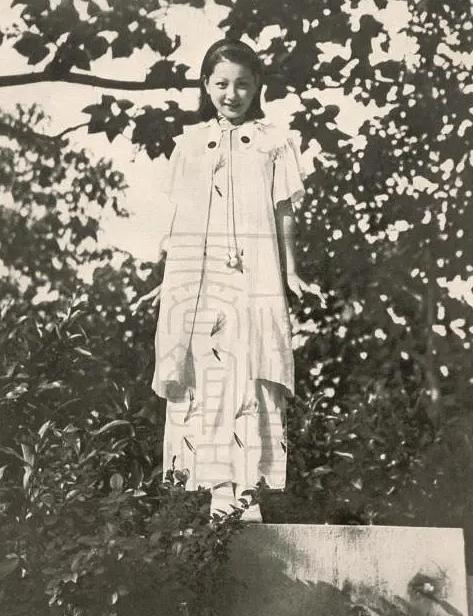 袁美云，原名侯桂凤，1917年生于浙江杭州，1999年病逝，民国著名电影女演员，