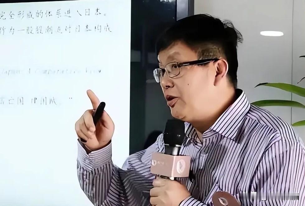 赶紧出面管管吧！
复旦大学退休教授冯玮又开始语出惊人了。
这位教授竟然喊自己的爷