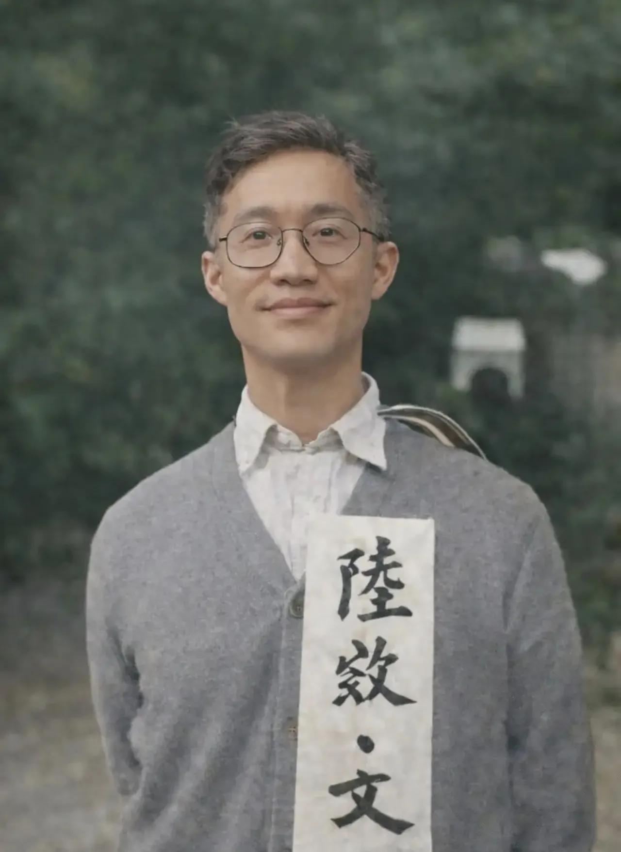 1950年台北马场町刑场，地下党员陆效文双手被反绑、戴着眼镜，脸上居然还带着笑！