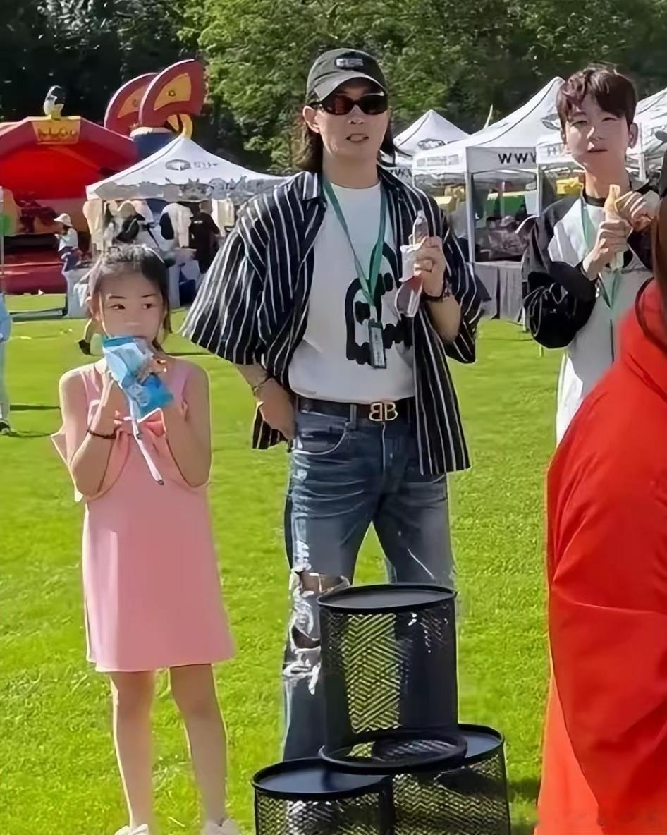 李承铉陪女儿参加学校活动 父女同框颜值好养眼，10岁的lucky个子都快到爸爸肩