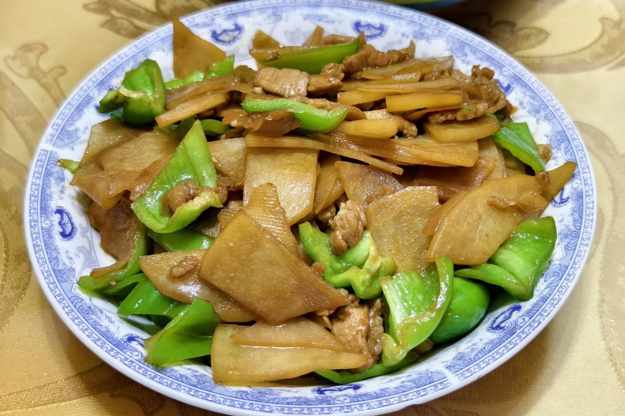耐吃土豆辣子肉片的小伙伴举手！[笑]
天津美食