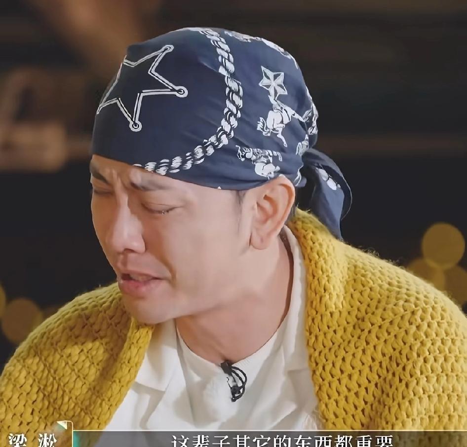 “男人哭就是矫情？
”倪萍一句“他不是在闹情绪，是在求救”，直接把梁淞憋了二十