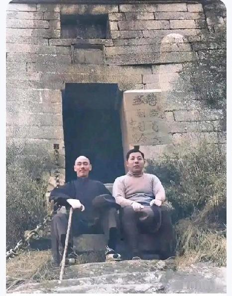 这是蒋介石和张学良的合影照片。
这张照片拍摄的时间是1927年，蒋介石41岁，张