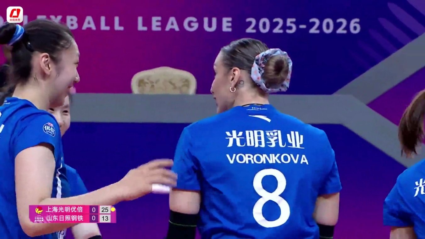 上海女排兵不血刃第一局25比13拿下山东女排，离决赛更近一步。2025-2026