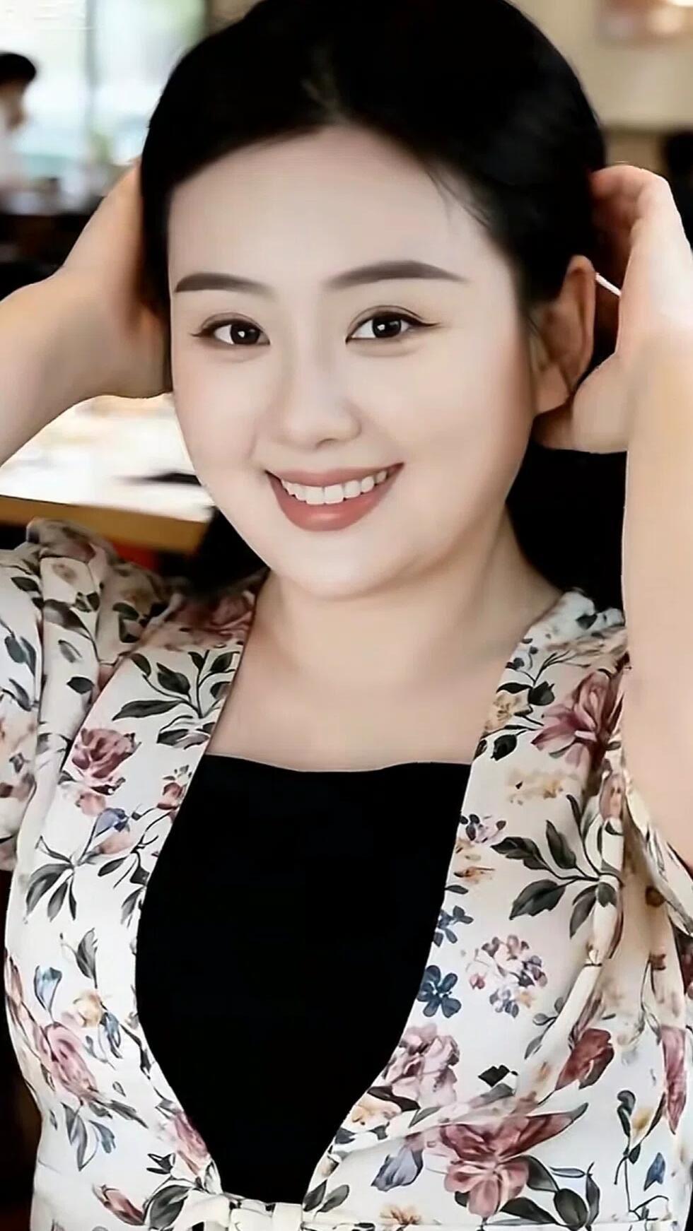 温柔微笑，花裙飘逸，优雅动人