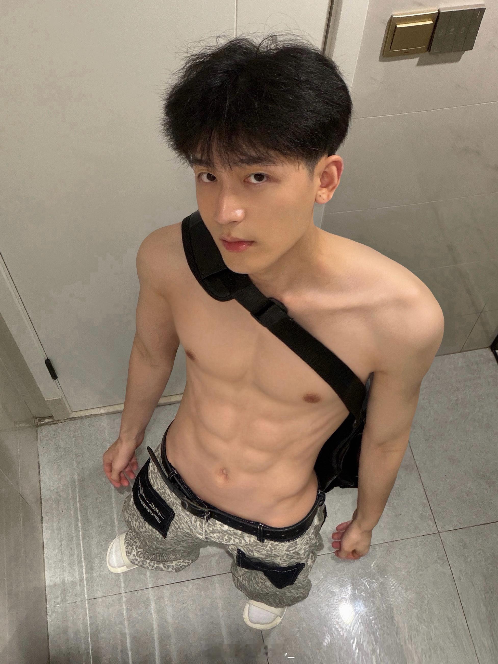 挎包正确背带方式学会了吗 