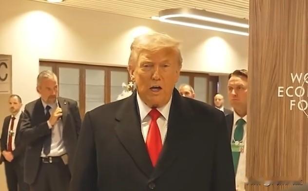 记者:“总统先生，您之前提到担心俄罗斯试图接管格陵兰，如果你担心普京会做那样的事