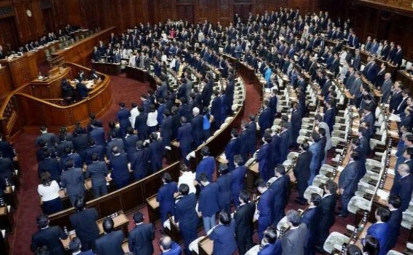 日本如今是演都不演了。近日，日本众议院以压倒性多数票强行通过了国家情报会议设置法
