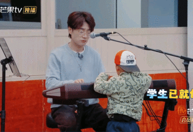 王铮亮音乐小课堂开课了亮哥的音乐小课堂，温柔又治愈，这才是《快乐老友・有风季》的