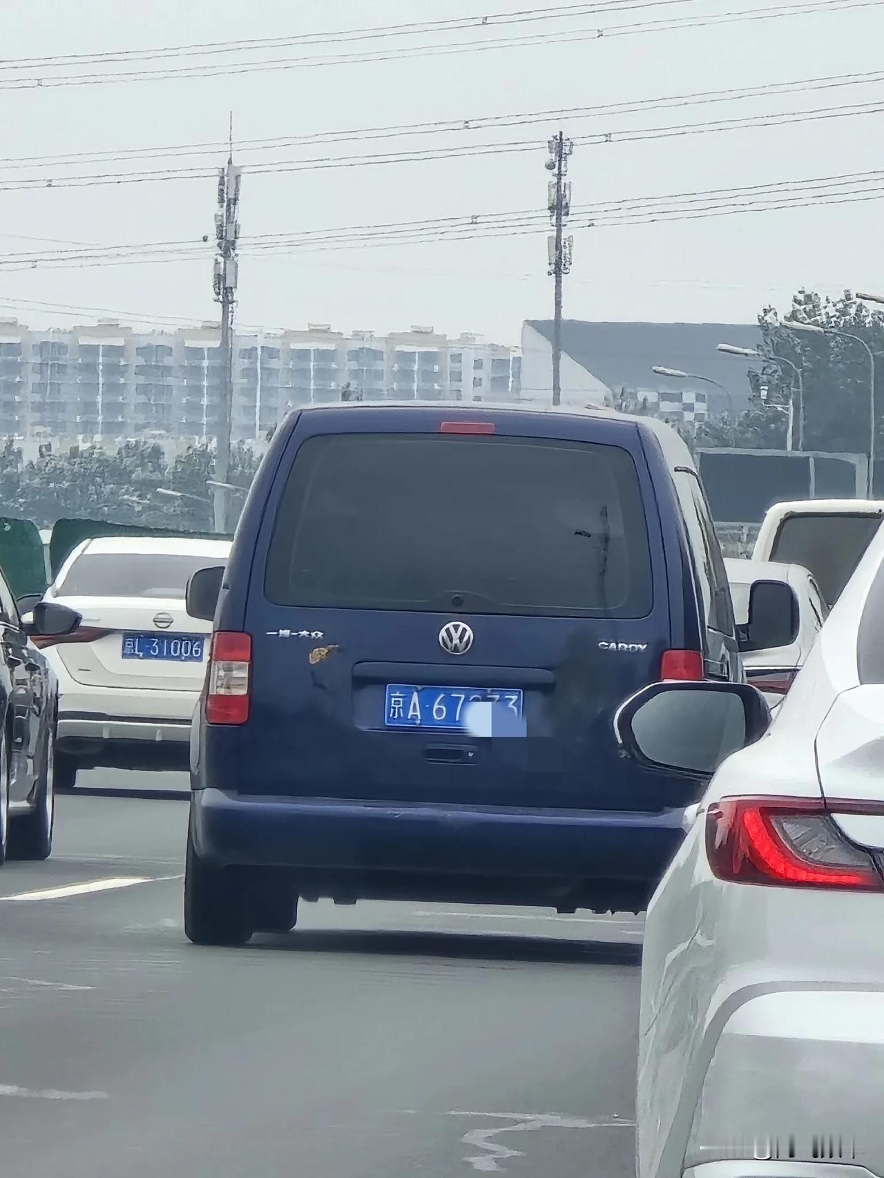 北京街头偶遇大众开迪，当年成龙代言的小面包，以前销量不好没啥人要，现在搜了下一万