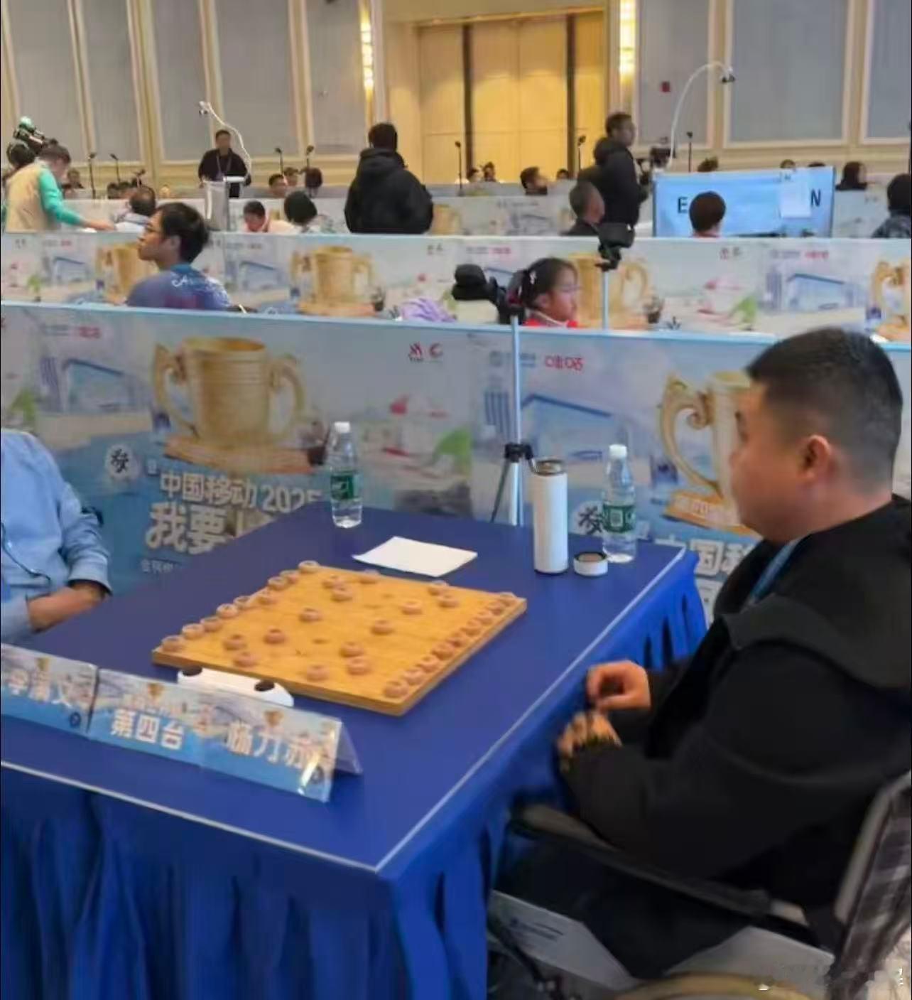 大连金石滩上演全民棋牌巅峰对决 7岁稚童对弈69岁老者，父子兵、母女档温情同场，