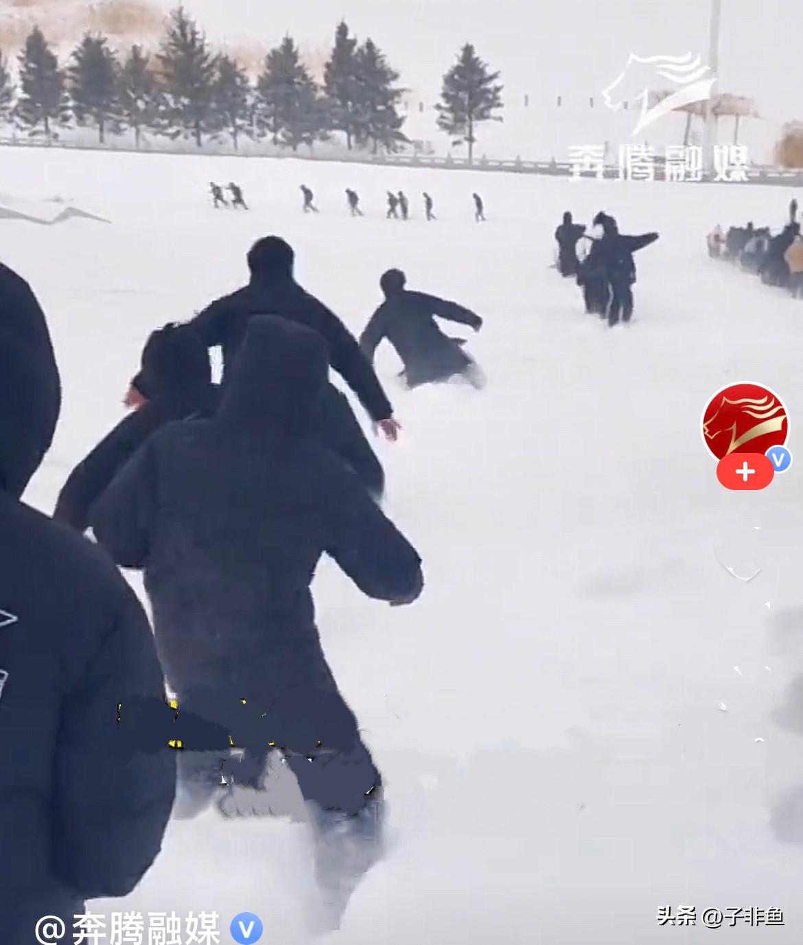 近日，内蒙古呼和浩特连续下了一天多的大雪，局部是暴雪，正赶上大学开学，校园里的雪