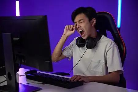 奉劝大家
晚上睡觉之前
千万不要总是去
熬夜打游戏。

我认为，晚上睡觉前最不划