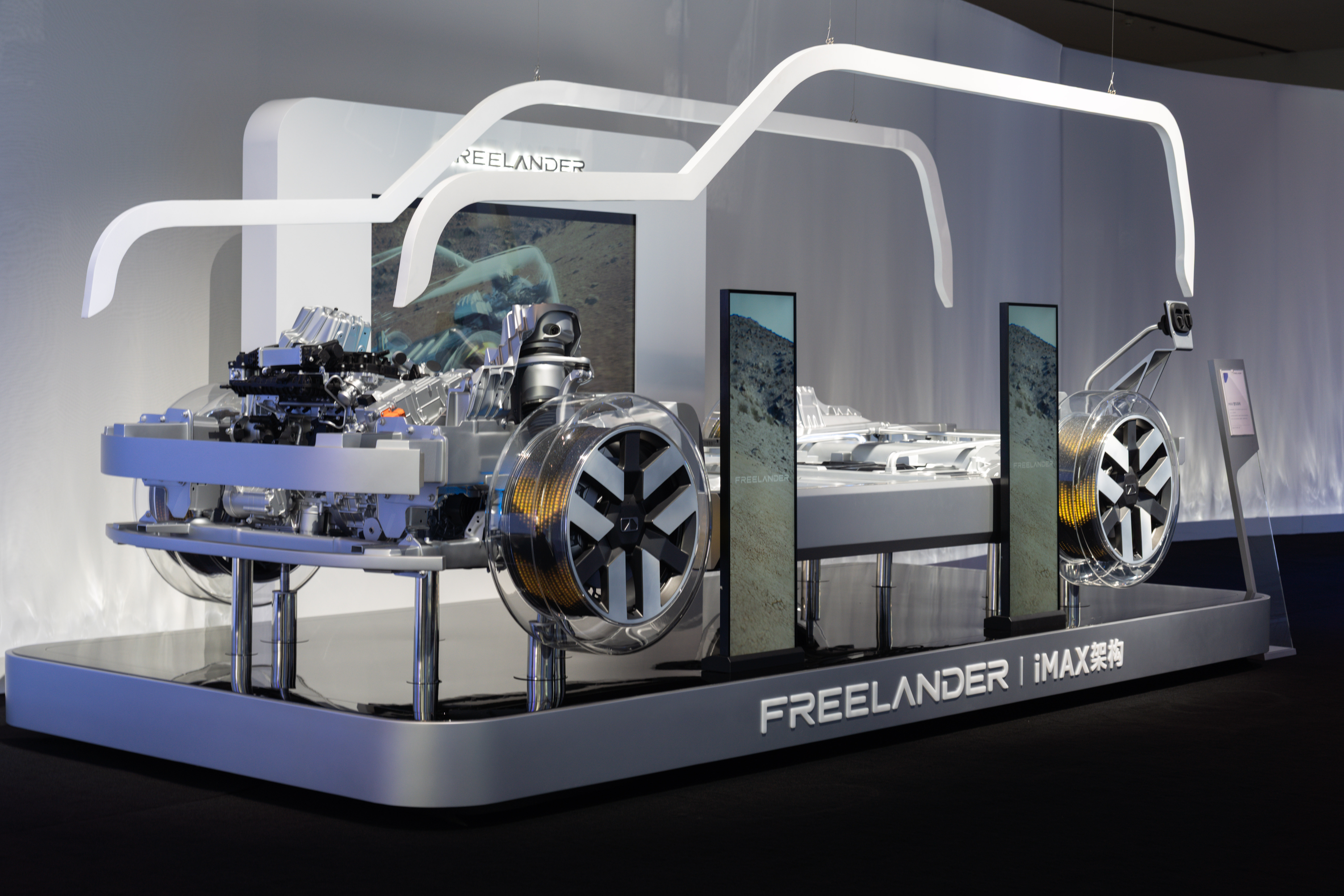 FREELANDER神行者全球首秀身边不少朋友都是既要顾好家庭、又想活出自我的类