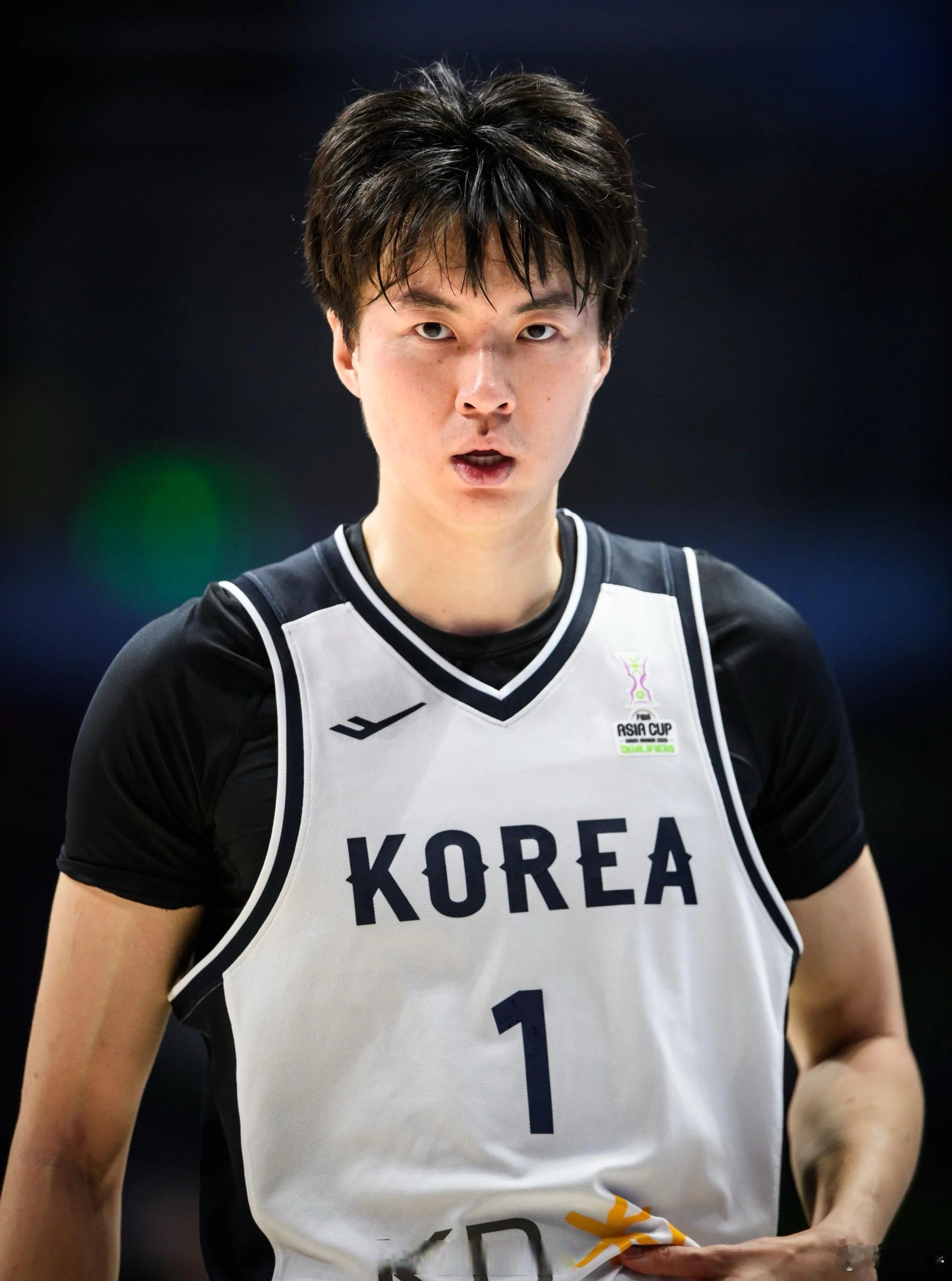 韩国队这哥几个运球重心也太高了，连“小后卫”运球都高。话说现在韩国还有传统“舔地
