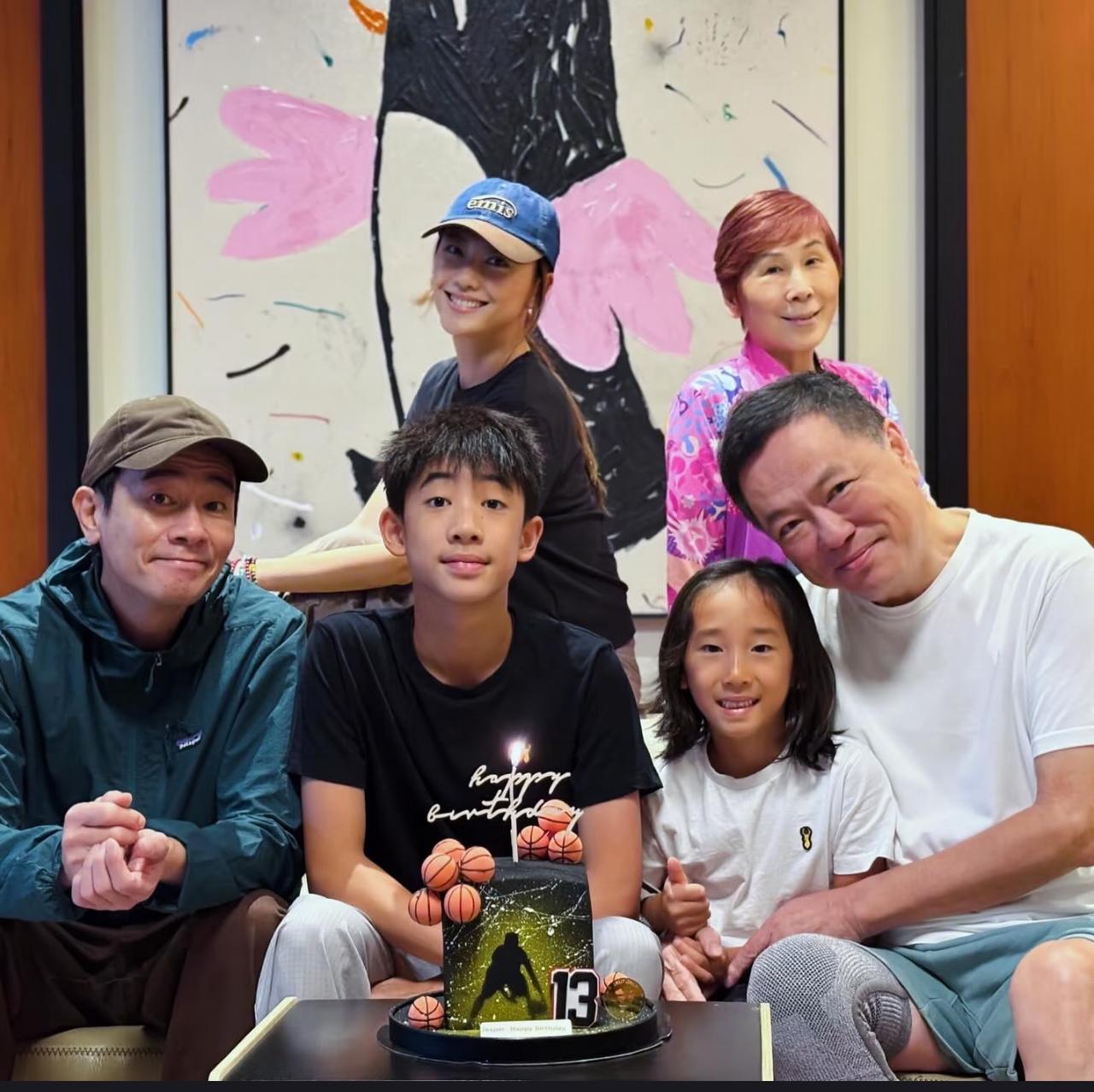 陈小春和应采儿的大儿子Jasper竟然13岁了，时间过得真的太快。

一大家人一