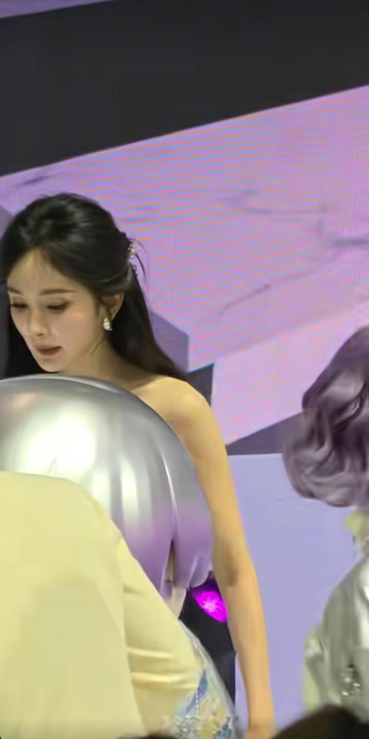 杨幕40岁这状态太好了吧！真的太漂亮。本人真的巨好看，身材也超好[赞][赞][赞