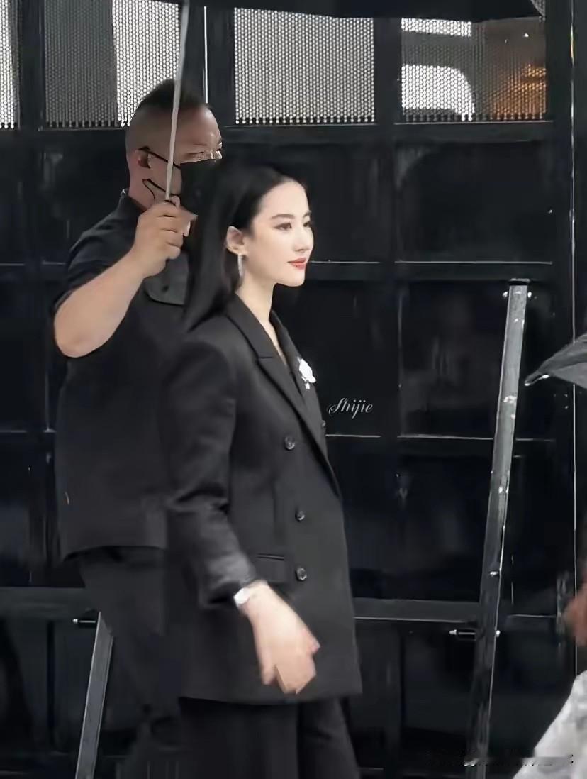 谁能想到蹲明星偶遇，还意外收获雨中暖心小惊喜？今天发生了一件格外值得留念的事，我