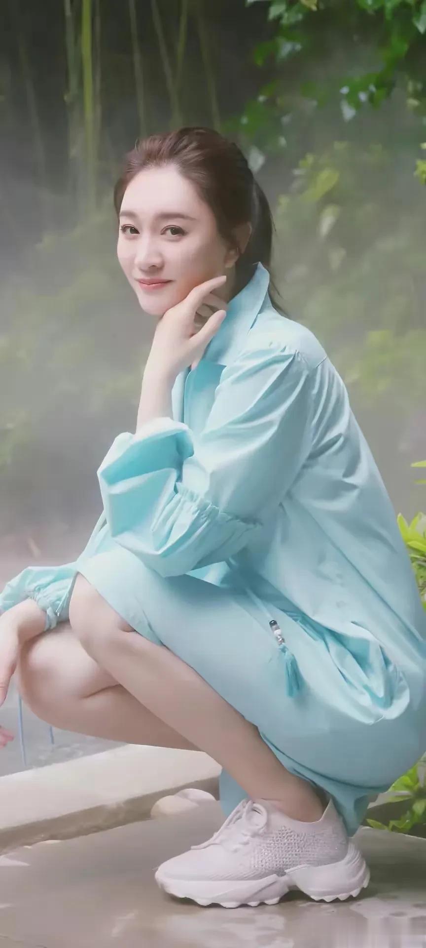 粉绿色的连体衣裤，清澈而委婉，精灵而有恬静，仿佛来自天外的神仙！