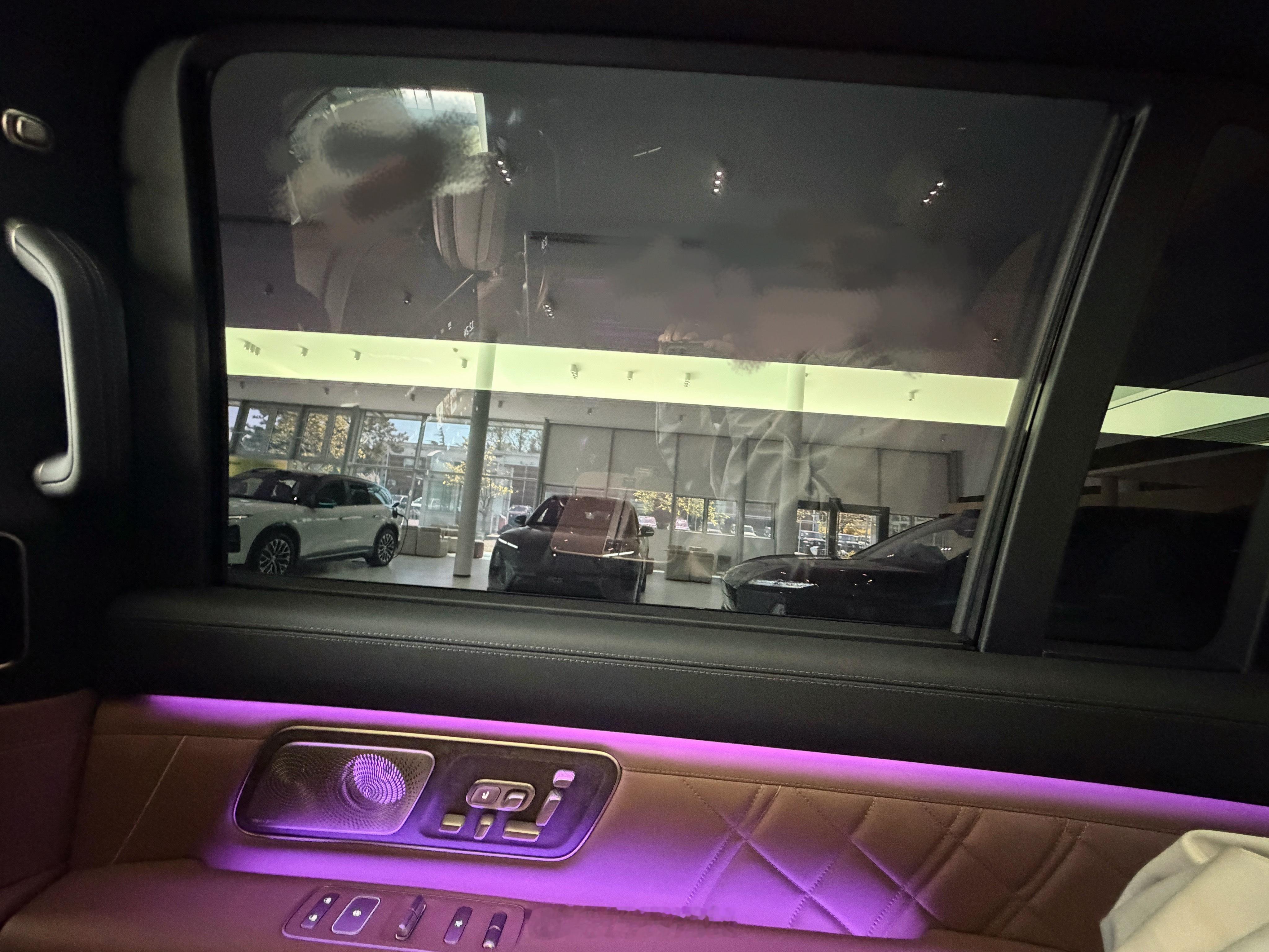 LC 调光玻璃的新玩法，这个很有意思～之前有类似分区调光方案，但 LC 做分区，