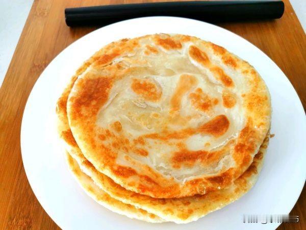 今天中午吃的手抓饼，分享下做法；
家庭手抓饼（外酥里软、多层）
 材料（约6张）