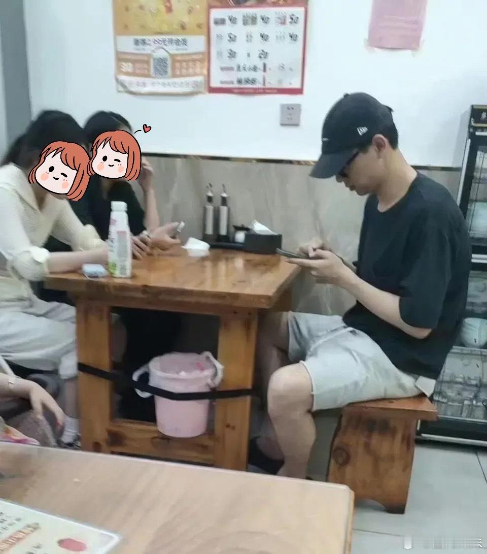 李现吃饭被偶遇，一点也不像大明星，李现说：演员就是我的工作，仅此而已！不工作的时
