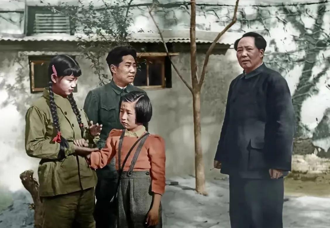 1949年4月的北京香山，在毛岸英和儿媳刘思齐的陪同下，毛主席忙里偷闲，带着小女